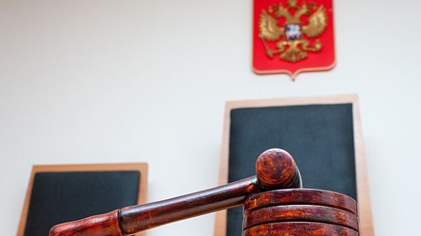 Футбольного фаната оштрафовали за шарф с нацисткой символикой